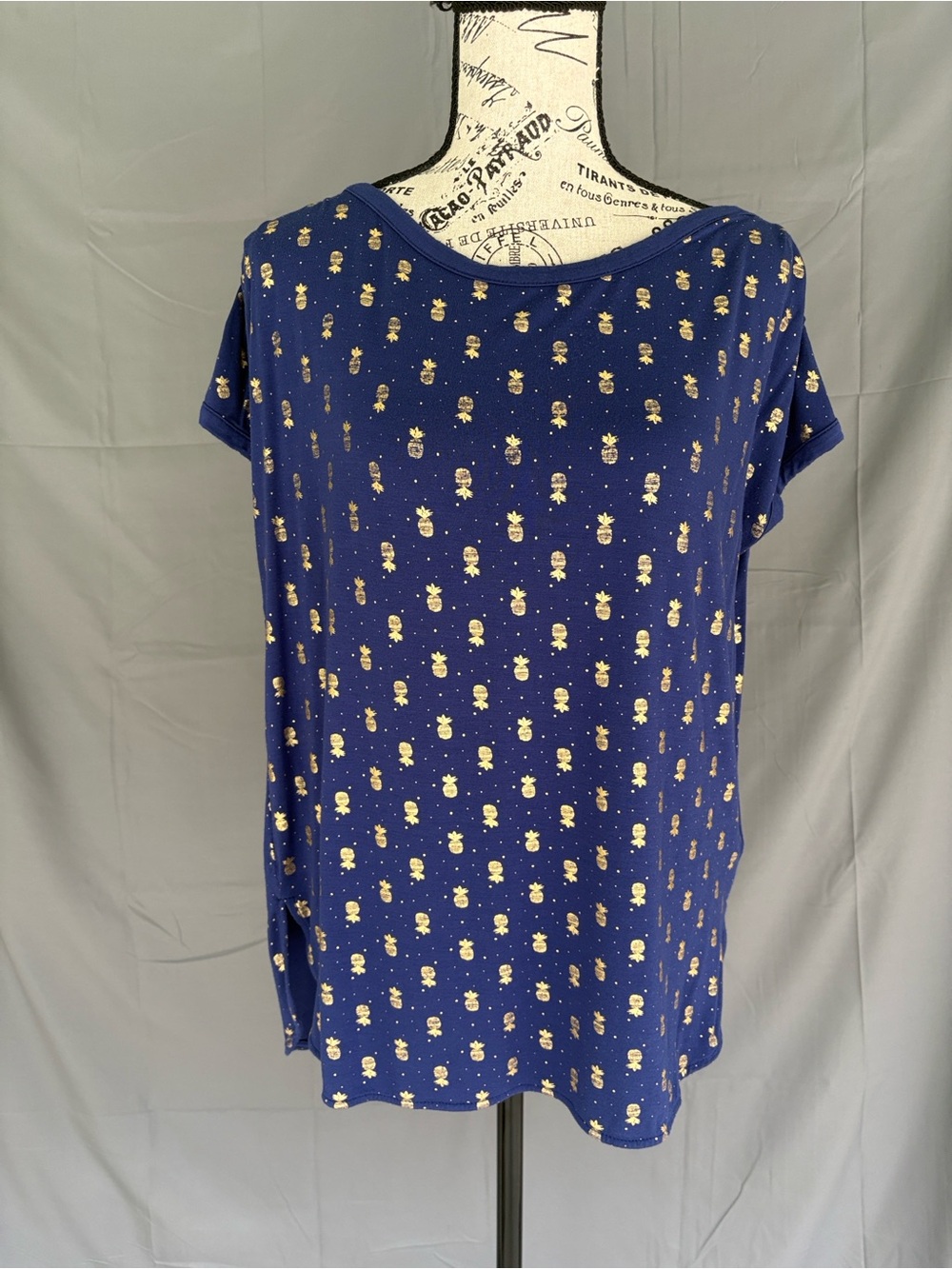 /Charlie Paige Summer Short Sleeve Gold Pineapple Pattern Top Sz L/XL
